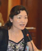 和工做人员一路脱手对蔬菜样本进行食物平安检